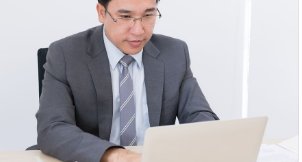 人民日报评奥迪“像素级抄袭”，奥迪广告翻车谁来担责？