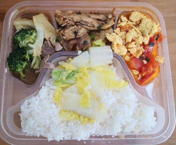 工地上卖盒饭，十元一盒，有利润吗？为什么有人抢着去做？