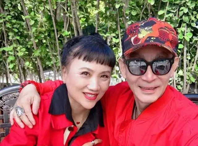 63岁六小龄童晒与妻子合照，他的状态看起来如何？