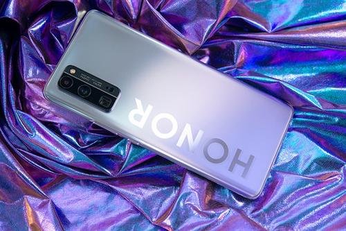 国产手机售价超iPhone，两者相比究竟谁的性价比更高？