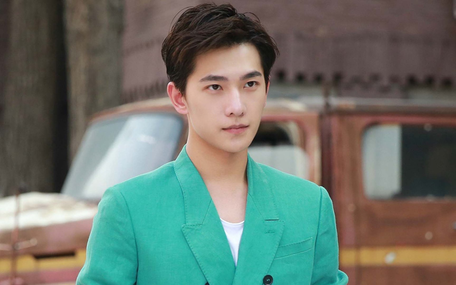 杨洋喝酒漏了都能引起大热度,粉丝的关注点是否过于奇怪?