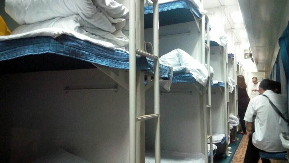 买的起点站的火车卧铺票，在中途站上车，铺位会给我保留吗？