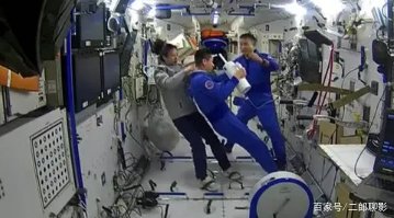 翟志刚和王亚平配合为叶光富理发，在太空上理发是一件简单的事吗？