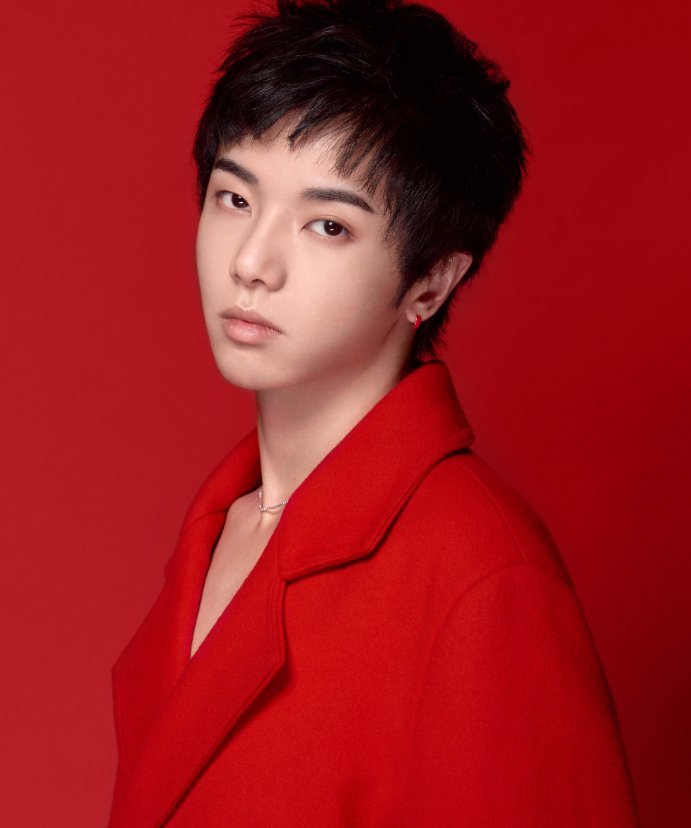 作为“天娱一哥”的他，一人养活两家公司，他被龙丹妮捧在手心，他是谁？