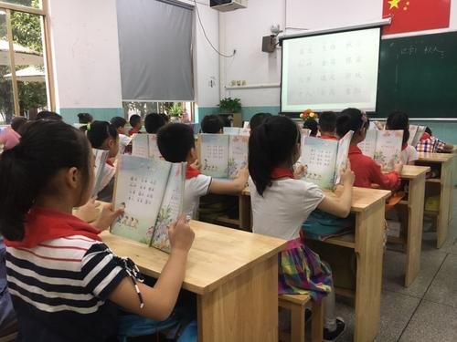 湖南一教师为矫正孩子坐姿，让其头顶课本写作业！你对这波操作怎么看？