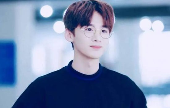 王嘉尔回复白敬亭说我爱你新，这其中是因为什么？