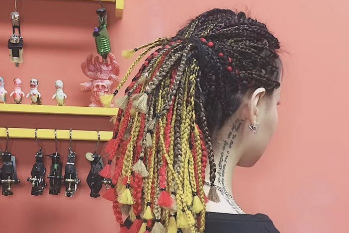 重庆一女孩编完“脏辫”嫌贵报警,店家是否有提前告知顾客价格?