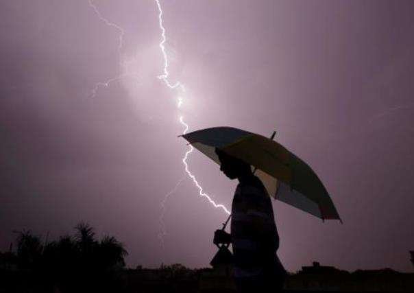 印尼一男子雨天撑伞被闪电击中，当时发生了怎样的惊险一幕？