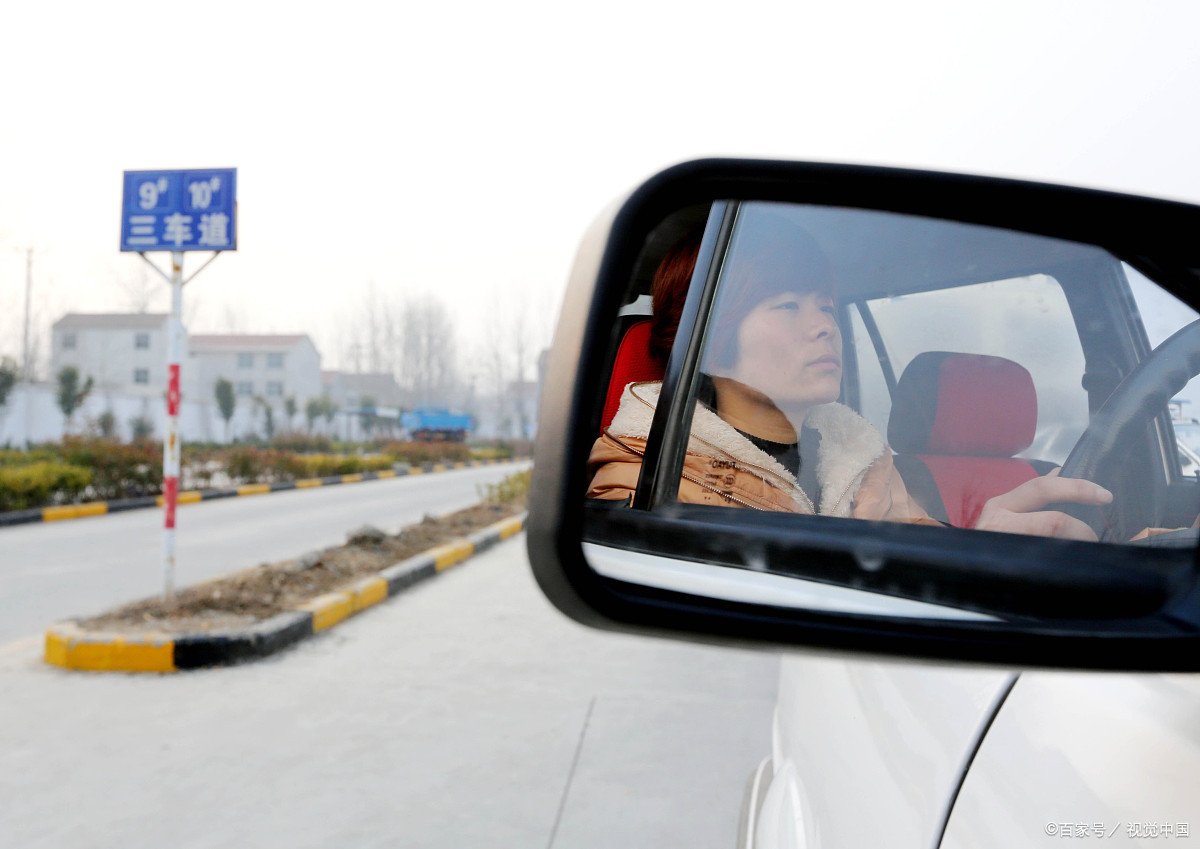 “考官崩溃求放弃”女子科三考试被大车挡路,等4小时才挪车,你能理解吗?