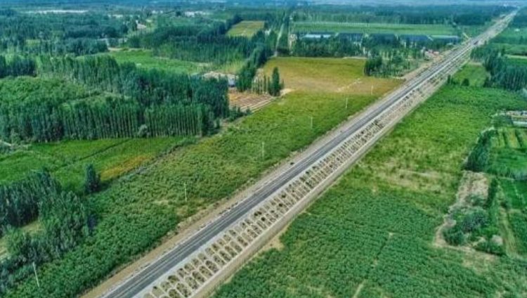 沉浸式体验世界首条沙漠铁路环线，究竟有多壮观？