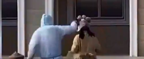 上海女孩狂奔上班被保安追着消毒，网友的评论为何让人喷饭？