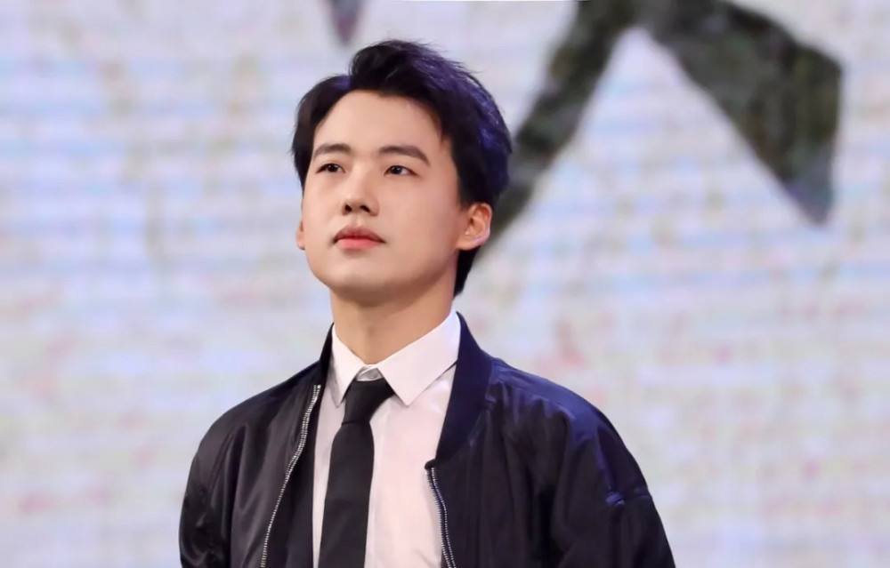 郭麒麟被爆当街接吻，他亲的是谁？