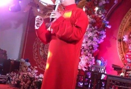 新娘父亲回应内衣不合身不让接亲，称不是为了钱，那到底是为何？