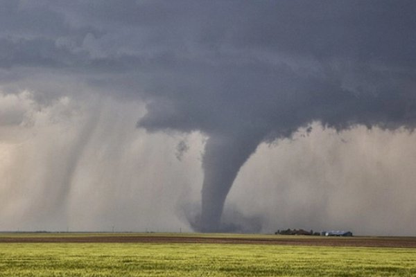 美国一家五口被龙卷风吹到邻居家后幸存，龙卷风的威力究竟有多大？