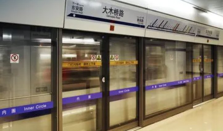 上海地铁乘客被屏蔽门夹住身亡，究竟是谁的责任呢？