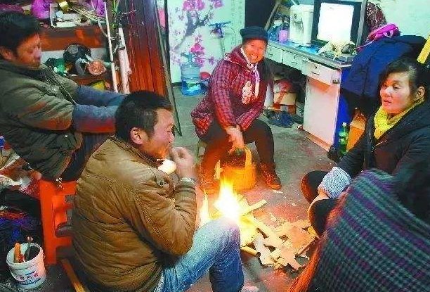 新婚之夜，贵阳一夫妻炭火取暖一氧化碳中毒死亡，给我们带来哪些警示？