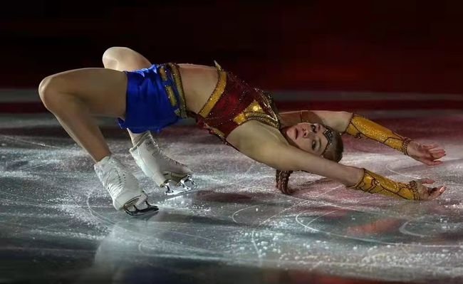 特鲁索娃cos神奇女侠再现蟹步，变身神奇女侠，她的出场方式有多惊艳？