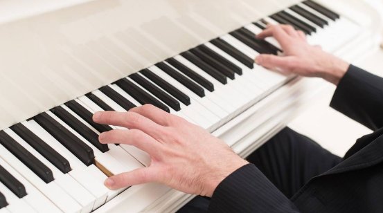 钢琴的黑白键一样宽吗