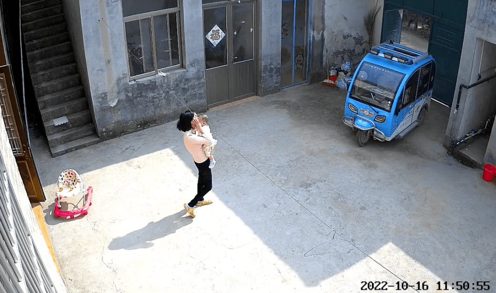 徐州一术后宝妈忍痛奔向摔倒萌娃，母爱的力量到底有多强大？