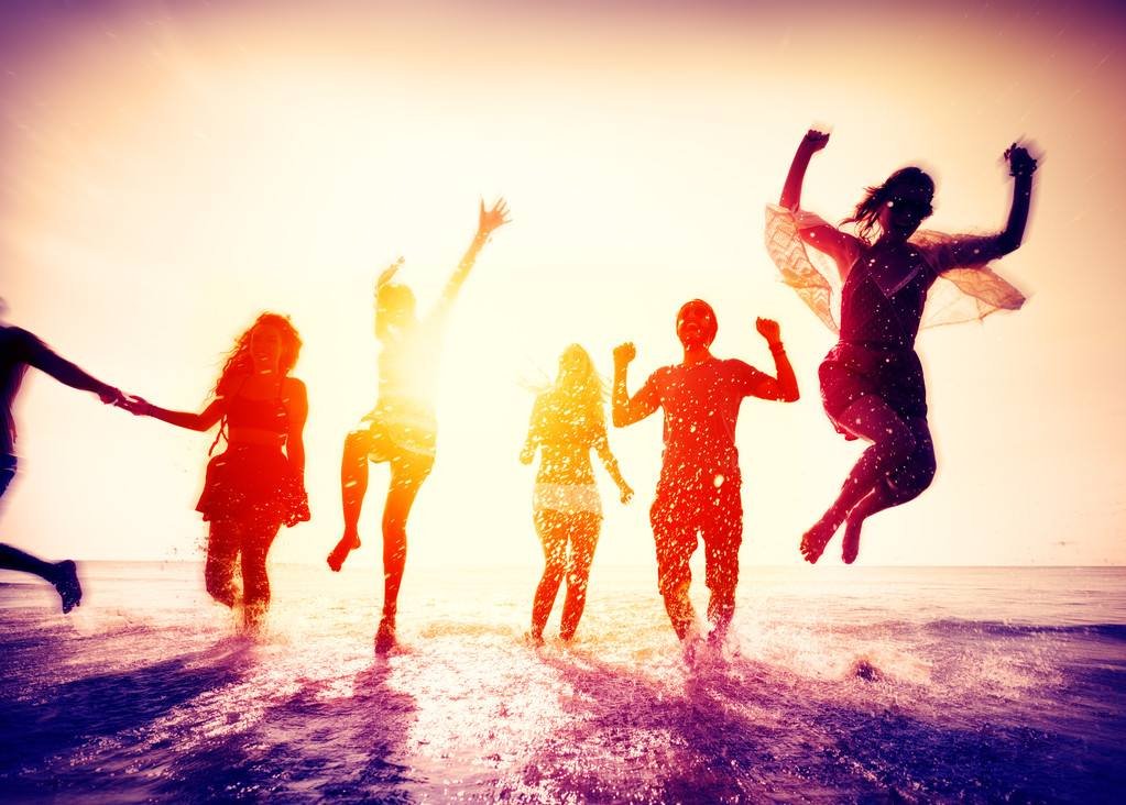 在朋友聚会时，夹着的菜突然掉到了桌子上，这时你会怎么做？