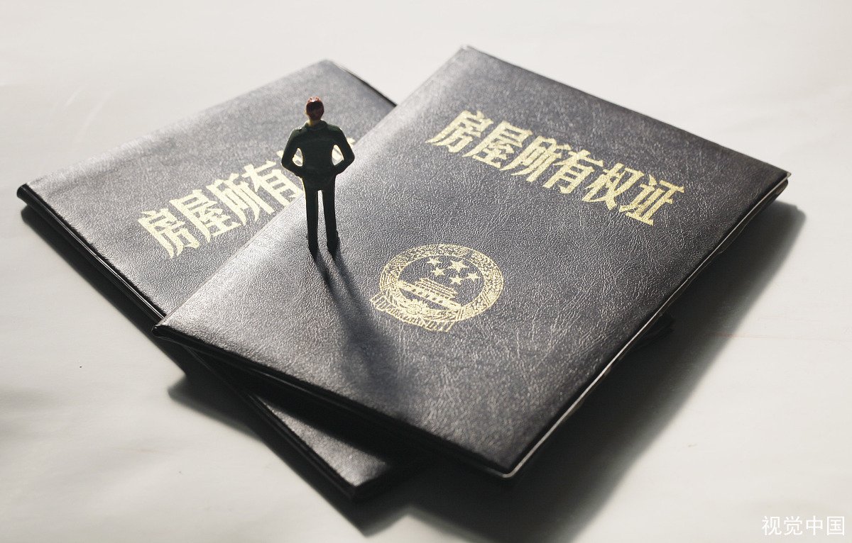 夫妻离婚房产归男方，女方想从男方手中买回房产应如何操作？税费多少？