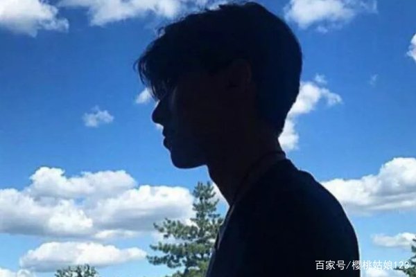 11岁男孩跪守的母亲已去世,父亲扔挂断电话,他不要儿子了吗?