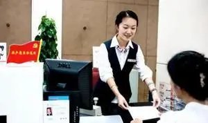 朝阳一银行女柜员验钞机里摸到老鼠引发热议，网友对其做出了怎样的调侃？