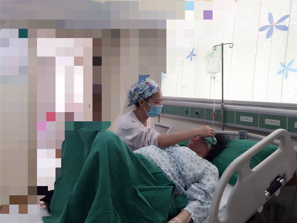 顺产时，宝宝是靠自己的力气爬出来的，还是母体挤出来的？