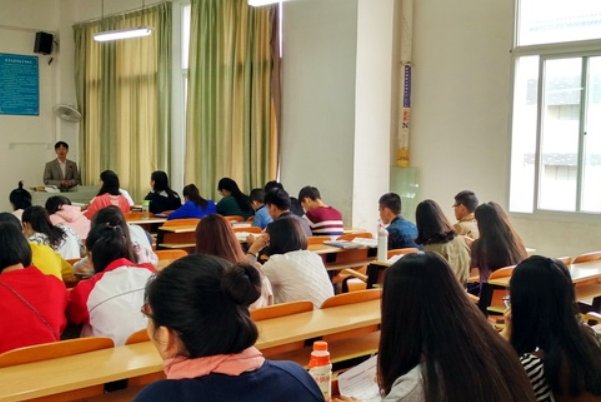 拘的拼音和部首