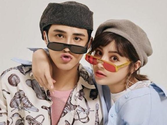 姜潮晒全家福官宣二胎，麦迪娜孕肚藏不住，她的身材是认真的吗？