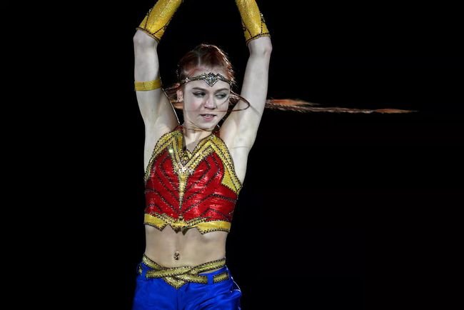 特鲁索娃cos神奇女侠再现蟹步，变身神奇女侠，她的出场方式有多惊艳？