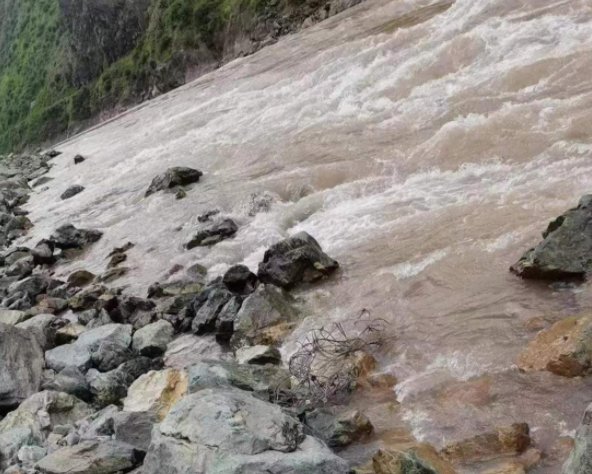 丈夫自称洗手去了，云南女子连人带车坠江失联！其夫为何成了首号怀疑对象？