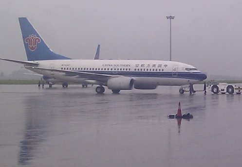 杭州男子每周飞天津上班，月路费4千，他为何不选择在本地工作？