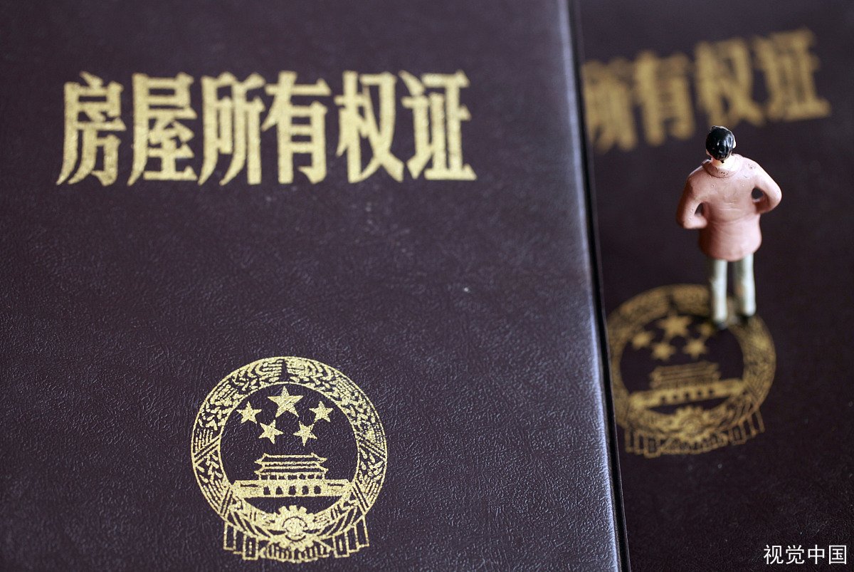 夫妻离婚房产归男方，女方想从男方手中买回房产应如何操作？税费多少？