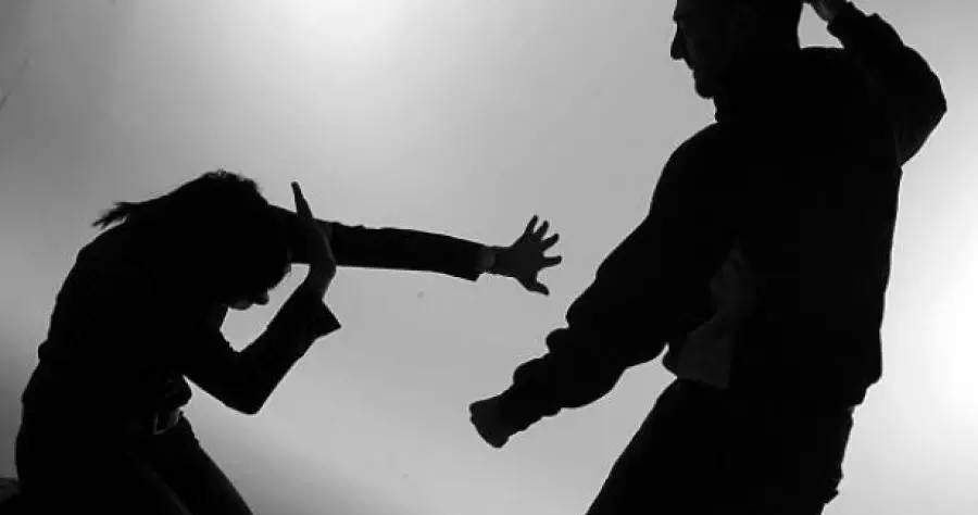 重庆一女子携幼女坠亡，丈夫竟拍照让家属“收尸”，其丈夫为何如此冷漠？