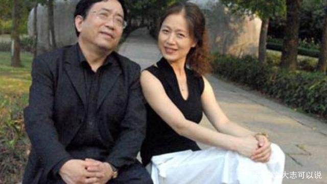 余秋雨：46岁抛弃糟糠之妻，娶小16岁美女，到底是才子还是渣男？