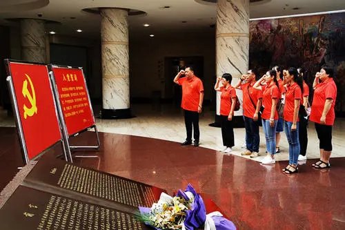 爷爷带着孙子，从南京到延安纪念馆学入党誓词，这样的爷爷是否值得点赞？