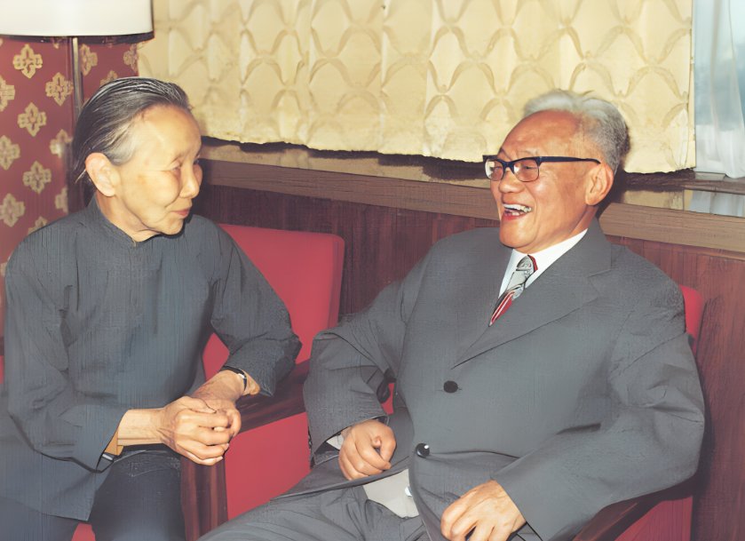 冰心和谁约定要活到100岁