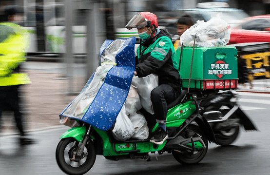 外卖员27公里送菜，上海女顾客遭网暴后坠楼，究竟是谁将她推向了深渊？