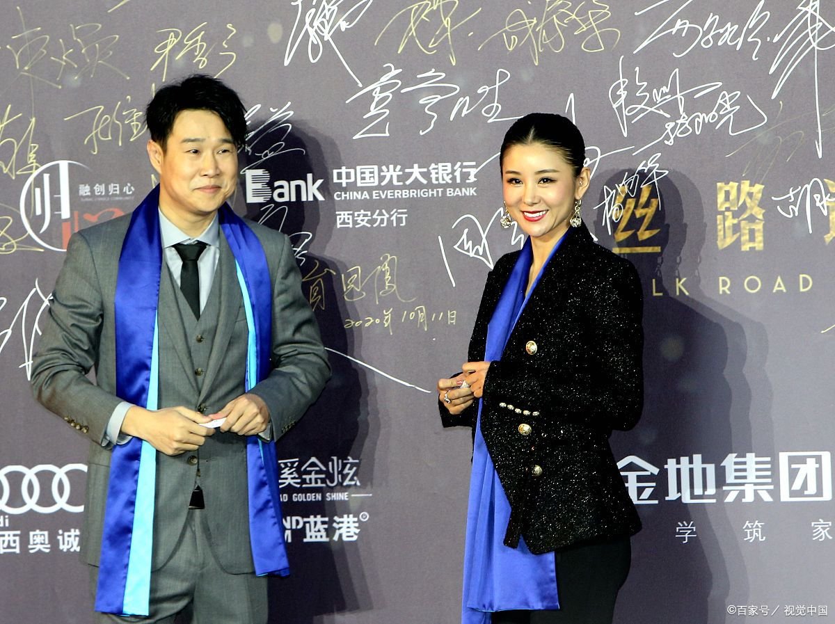 15岁黄多多收工照曝光,气质成熟没孩子气,她的状态如何?