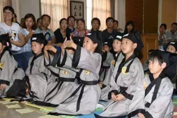 明月万山头前一句是什么?