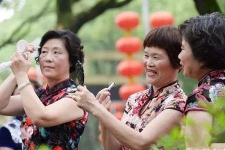 阿姨们照相带7条丝巾，你怎么看？