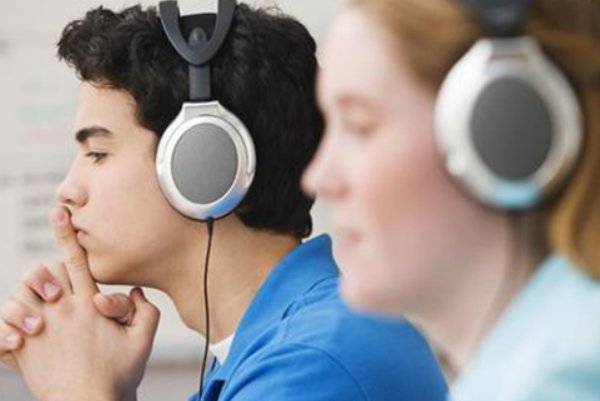 英语四级考试的听力是多少频道啊？