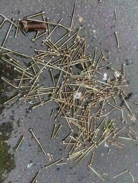 邢台货车在高速洒落6000颗钉子,高速路上有异物究竟能产生多大危害?