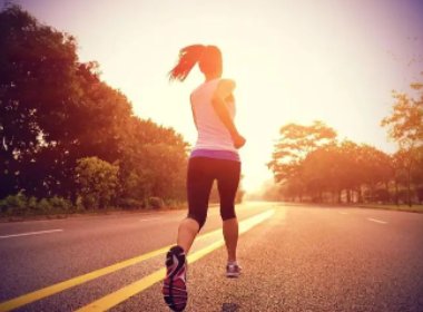 安徽女子天台散步把楼顶走出一圈跑道令人敬佩，长期跑步可以增强免疫力吗？