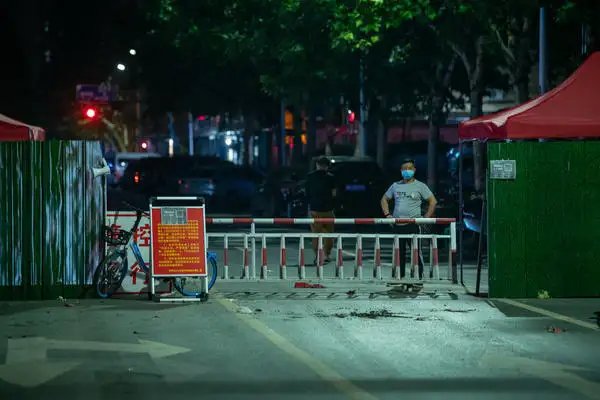 因上海疫情封控,上海医生骑行40多公里发工资,事件的原委有何详情?