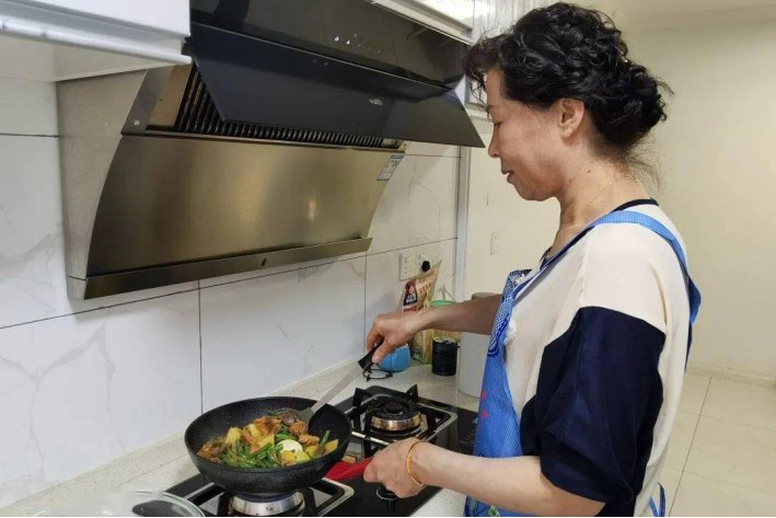 心甘情愿和甘心情愿意思一样吗