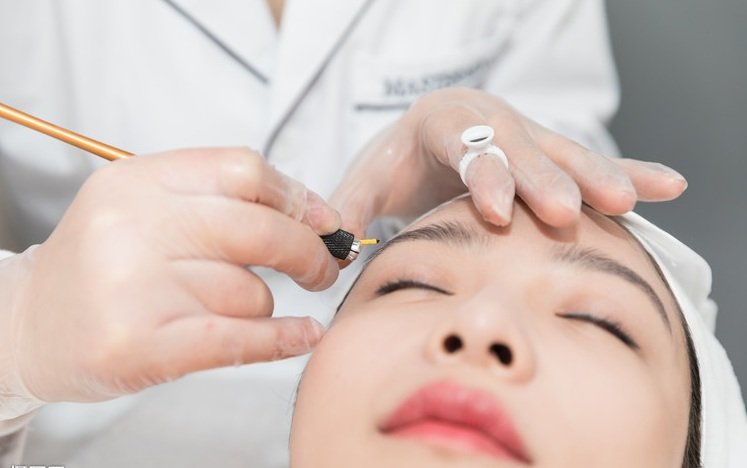 请问深圳美甲纹绣培训学校学费多少？