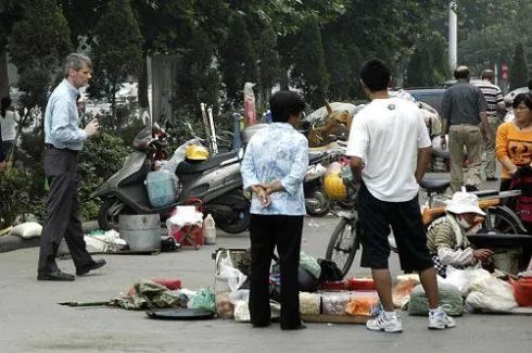 街边的小吃车见到城管就跑，为什么不允许他们推车做生意呢？