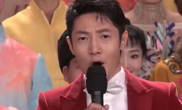 撒贝宁在“春晚”出现嘴瓢,机智化解尴尬,他是如何回应的呢?